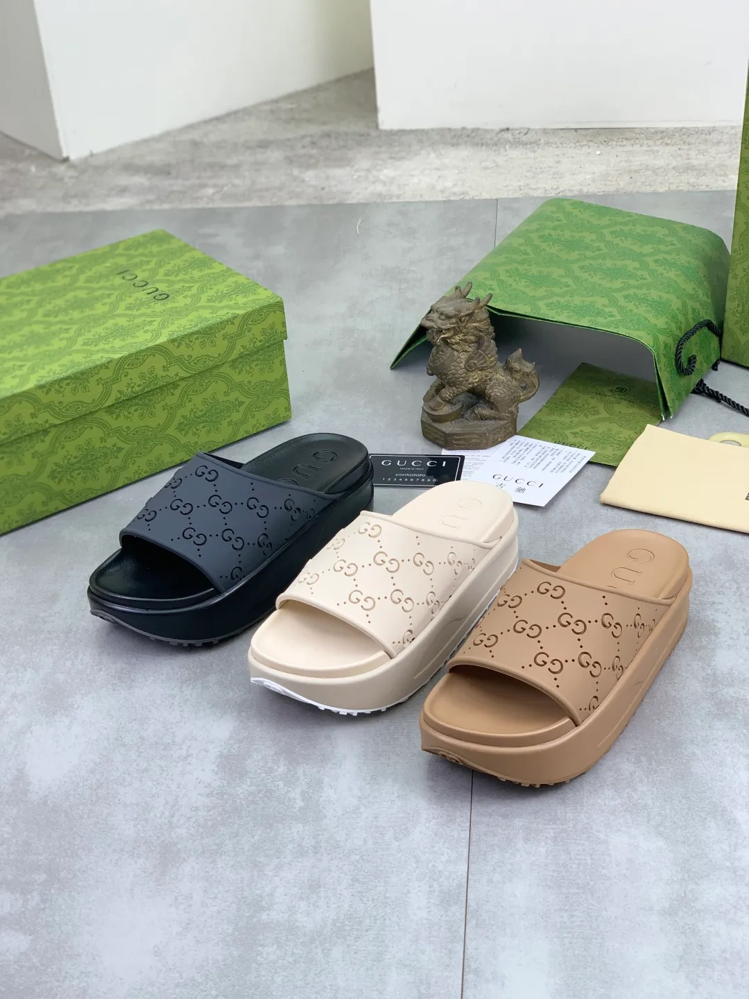 Men's Men's Shoes 💰P300💰[New Style] High Version 🎁🎁🎁 GUCCI New Year of the Snake casual slippers, original official website, perfect workmanship, transmitting a kind of noble luxury, sublimating its definition of luxury in Gucci's high-end extraordinary craftsmanship. Original Gucci double G combination outsole, code number: 35-46, complete package